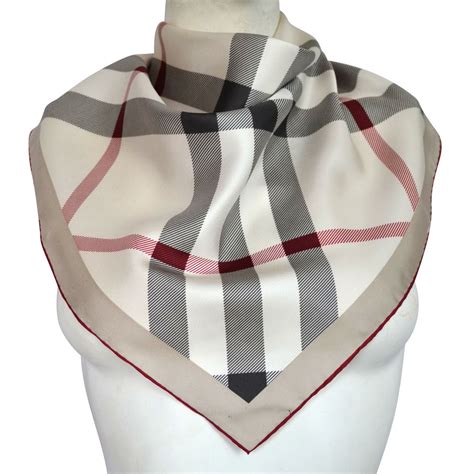 foulard soie burberry|L'écharpe Burberry .